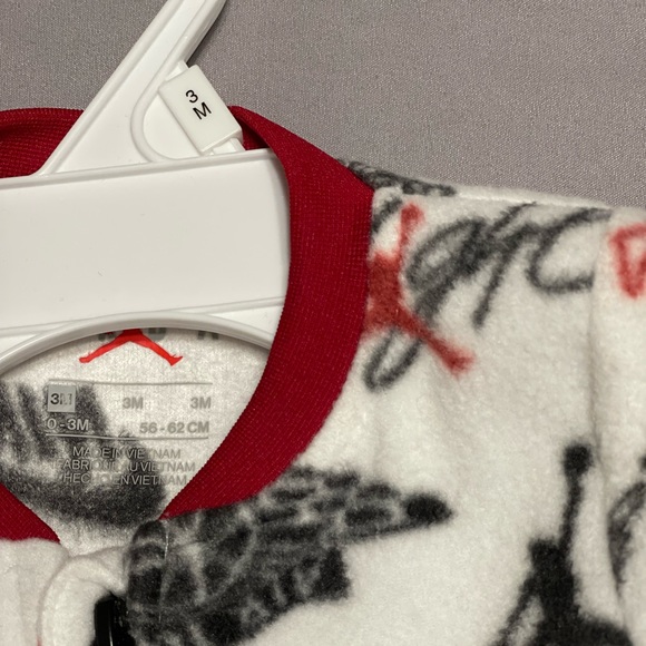 Jordan Footed Sleep and Play 0-3 months - Picture 2 of 5